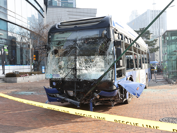 16일 오후 서울 서대문역 사거리에서 인도로 돌진해 건물과 충돌한 버스가 견인되고 있다. [사진=연합뉴스]