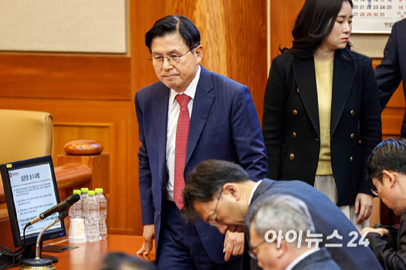 황교안 전 국무총리가 11일 오전 서울 종로구 헌법재판소에서 열린 윤석열 대통령 탄핵 심판 7차 변론기일에 윤 대통령 변호인단으로 참석하고 있다. [사진=사진공동취재단]