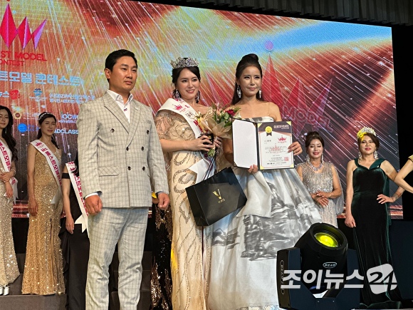 박성혜 후보가 ‘2023 미시즈 베스트 모델 콘테스트’에서 2조 금상을 수상하고 환한 미소를 짓고 있다. [사진=이근춘 기자]