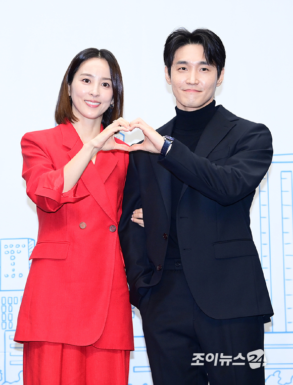 배우 한혜진과 장인섭이 10일 오후 서울 마포구 스탠포드호텔에서 열린 TV CHOSUN 새 월화드라마 '다음생은 없으니까' 제작발표회에 참석하고 있다. [사진=정소희 기자]