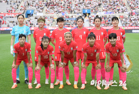 8일 오후 서울월드컵경기장에서 신세계 이마트 초청 여자축구 국가대표팀 월드컵 출정식 경기 대한민국 대 아이티 전이 펼쳐졌다. 경기 시작 전 베스트 일레븐 선수들이 기념사진을 촬영하고 있다. [사진=정소희 기자]