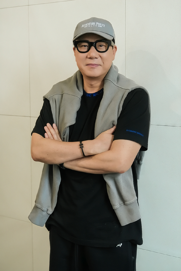이상민이 19일 서울 영등포구 여의도 포스트타워에서 진행된 웨이브 서바이벌 예능 '피의 게임 X' 인터뷰에 앞서 사진촬영을 하고 있다. [사진=웨이브]