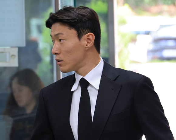 축구선수 황의조 씨가 지난 9월 4일 서울 서초구 서울중앙지법에서 열린 성폭력범죄의 처벌 등에 관한 특례법 위반(카메라 등 이용촬영) 혐의 2심 선고재판에 출석하고 있다. [사진=연합뉴스]