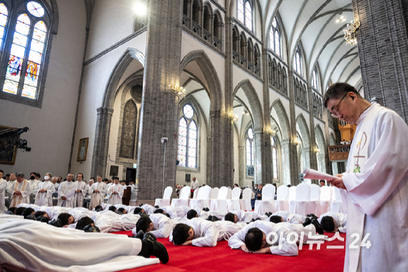 천주교 서울대교구가 서울 중구 명동대성당에서 사제 서품식을 거행한 7일 교구장 정순택 대주교가 식을 주관하고 있다. 부제 26명이 이날 성품성사를 받고 사제 품계를 받았다. [사진=사진공동취재단]