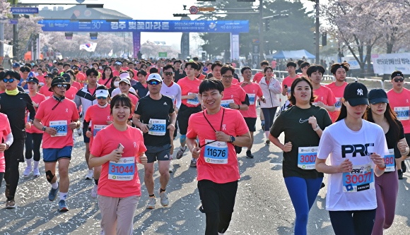 지난해 4월 1일 보문관광단지 일원에서 열린 제30회 경주벚꽃마라톤대회 모습. [사진=경주시청]