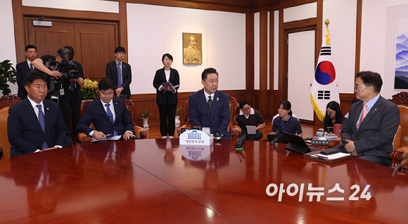 우원식 국회의장이 16일 오전 서울 여의도 국회의장실에서 김병기 더불어민주당 신임 원내대표를 접견, 발언하고 있다. [사진=곽영래 기자]