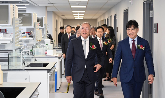 정몽구 미래의학관 준공식에서 정의선 현대차그룹 회장, 김재호 고려중앙학원 이사장, 김동원 고려대 총장, 승명호 교우회장 등 참석자들이 테이프커팅을 하고 있다. [사진=현대자동차그룹]