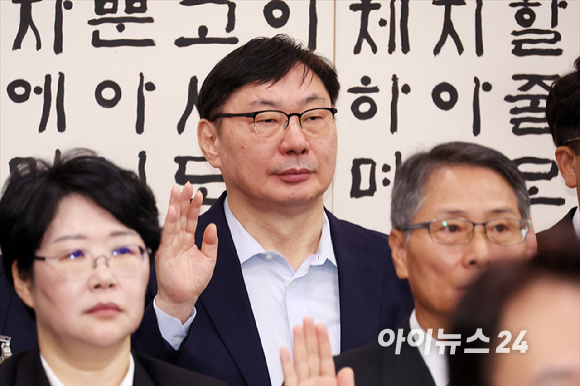 이진수 법무부 장관 직무대행이 8일 국회 법제사법위원회에서 열린 법무부, 대한법률구조공단 등에 대한 국정감사에서 법사위원 질의에 답하고 있다. 2026.10.8 [사진=연합뉴스]