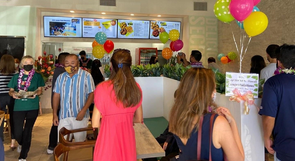 BBQ 미국 하와이 쿠오노몰점에 고객들이 BBQ 치킨을 주문하기 위해 기다리고 있는 모습 [사진=제너시스BBQ]