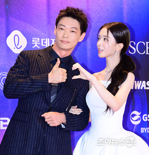 배우 카사마츠 쇼와 노정의가 7일 부산 시그니엘 부산 그랜드 볼룸에서 열린 2026 제35회 부일영화상에 시상식 레드카펫 행사에 시상자로 참석하고 있다. [사진=정소희 기자]