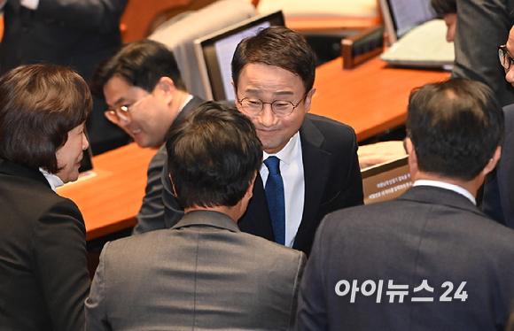 한병도 더불어민주당 원내대표가 3일 국회 본회의에서 교섭단체 대표연설을 마친 뒤 동료 의원들과 악수를 하고 있다. [사진=곽영래 기자]