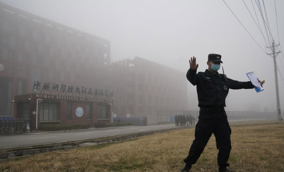 중국 우한에 자리한 한 건물이 코로나19 봉쇄 정책에 따라 통제되고 있다. [사진=뉴시스]