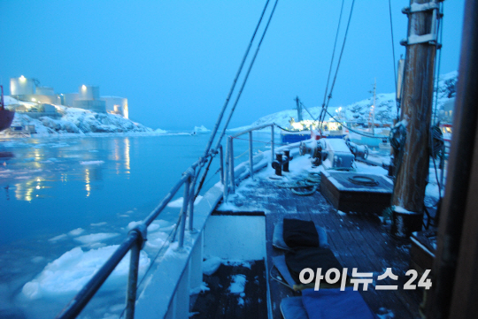 그린란드 일루리샛. 배를 타고 빙산으로 다가가고 있다. [사진=정종오 기자]