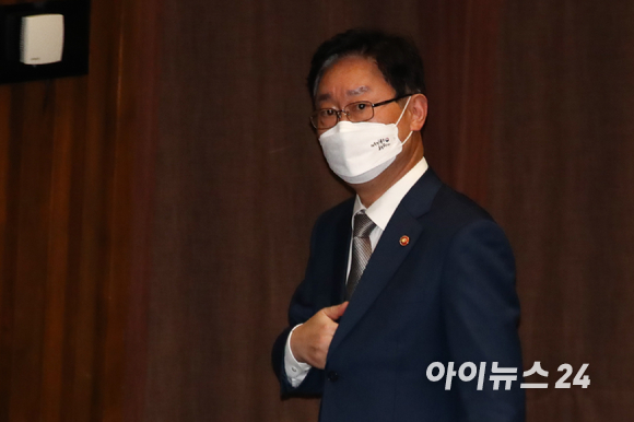 박범계 법무부 장관이 28일 오후 국회 본회의장에서 열린 본회의에서 '검수완박' 법안 저지를 위한 필리버스터(무제한 토론)가 끝난 뒤 본회의장을 나서고 있다. [사진=김성진 기자]