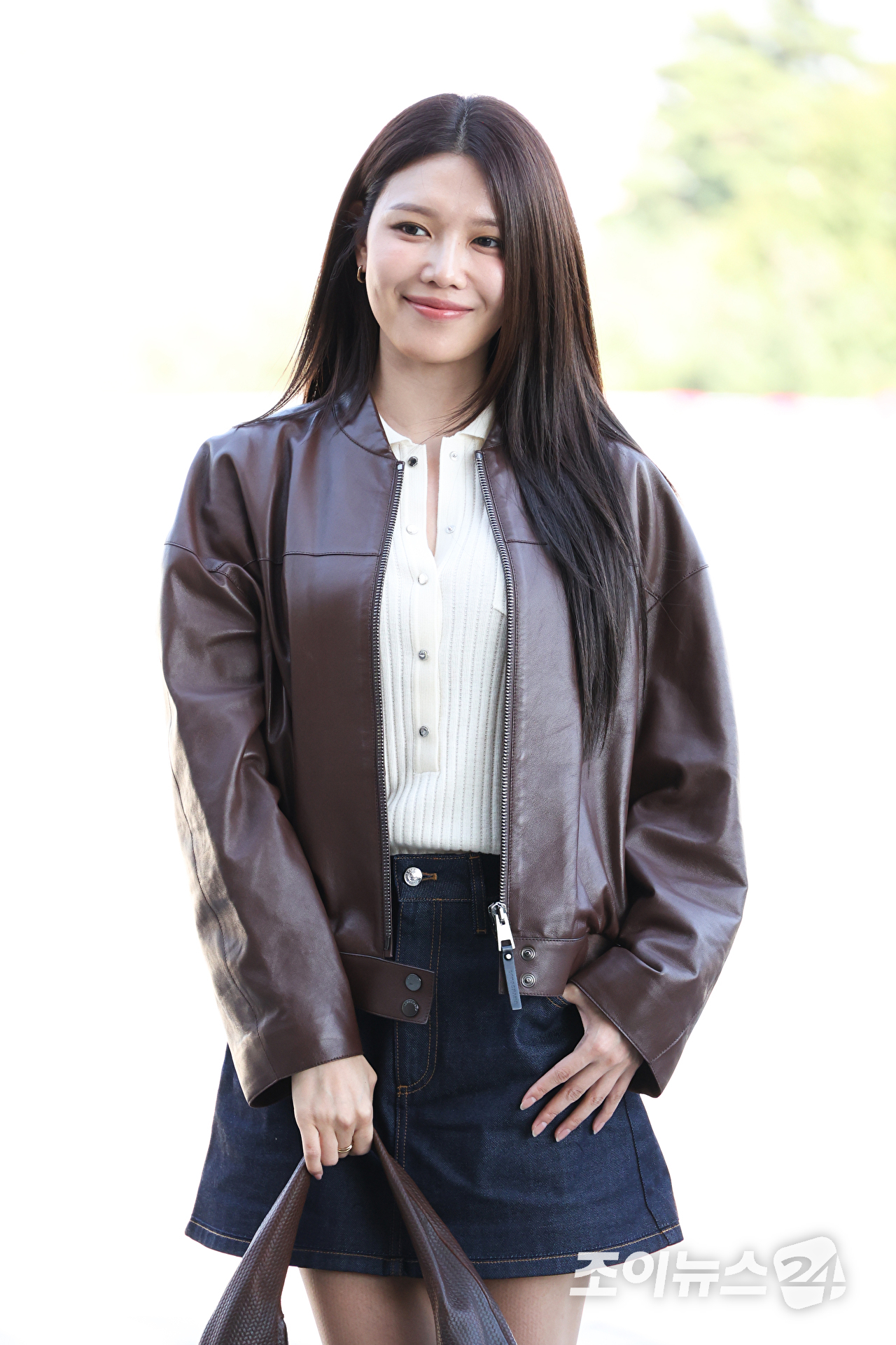 그룹 소녀시대 수영이 14일 오후 화보 촬영 차 김포국제공항을 통해 일본 도쿄로 출국하고 있다. [사진=문수지 기자]