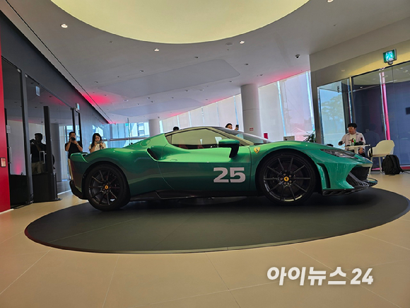페라리가 21일 서울 반포 전시장에서 V6 PHEV 스페셜 모델 '296 스페치알레(296 Speciale)'를 공개하고 있다. [사진=김종성 기자]