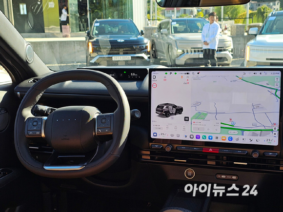 7일 열린 '디 올 뉴 투싼 테크데이 & 미디어 시승회'에서 시범운용된 디 올 뉴 투싼이 김포의 한 카페에 주차돼 있다. [사진=김현영 인턴기자]