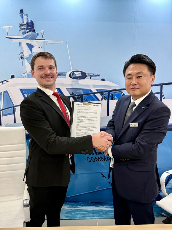윤승욱 LIG D&A 해외사업부장(오른쪽)과 헨드릭 드 웻 밀코르 아시아사업개발부장이 말레이시아 쿠알라룸프르에서 개최된&nbsp;'DSA 2026'에서 밀코르와 '미래 무인 항공플랫폼 및 통합 임무장비 기술 협력을 위한 업무협약(MOU)을 체결하고 있다. [사진=LIG D&A]