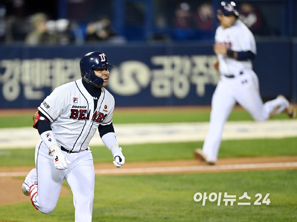 2일 오후 서울 잠실야구장에서 '2021 신한은행 SOL KBO리그' 키움 히어로즈와 두산 베어스의 와일드카드 결정전 2차전이 진행됐다. 두산 페르난데스가 2회말 1사 만루 상황에서 2타점 적시타를 치고 있다.