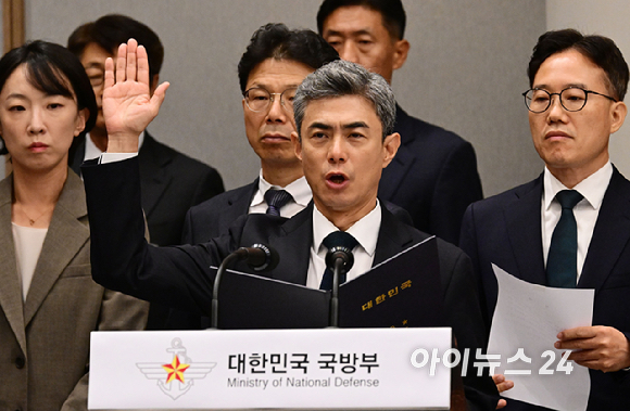 강신철 국방부 장관이 7일 서울 용산구 국방부에서 열린 국회 국방위원회의 국방부에 대한 국정감사에서 선서하고 있다. [사진=국회사진기자단 ]