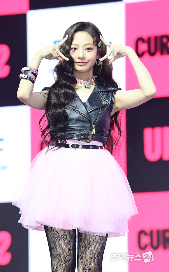 그룹 유니스(UNIS) 임서원이 6일 오후 서울 광진구 예스24 라이브홀에서 열린 첫 싱글앨범 '큐리어스'(CURIOUS) 쇼케이스에 참석해 포토타임을 갖고 있다. [사진=정소희 기자]