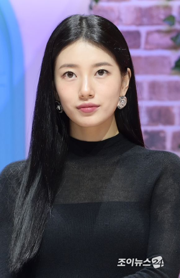 배우 수지가 18일 오전 서울 강남구 삼성동 coex신한카드artium에서 열린 넷플릭스 시리즈 '이두나!' 제작발표회에 참석하고 있다. [사진=정소희 기자]