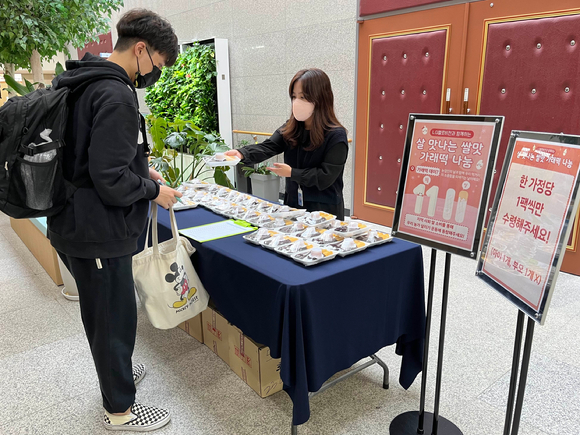 LG헬로비전이 지난 10일 '농업인의 날'을 기념해 '가래떡 나눔 행사'를 진행했다. 사진은 관련 이미지. [사진=LG헬로비전]
