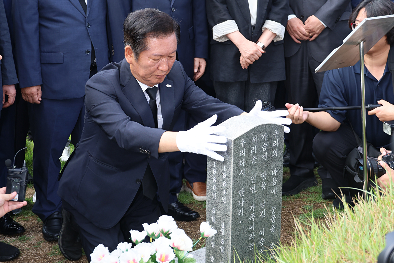 더불어민주당 정청래 대표가 8일 광주광역시 북구 국립 5·18민주묘지를 찾아 문재학 열사의 묘를 참배하고 있다. 문 열사는 노벨문학상을 받은 한강 작가의 소설 '소년이 온다'의 주인공 동호의 모티브가 된 인물이다. 2025.8.8 [사진=연합뉴스]