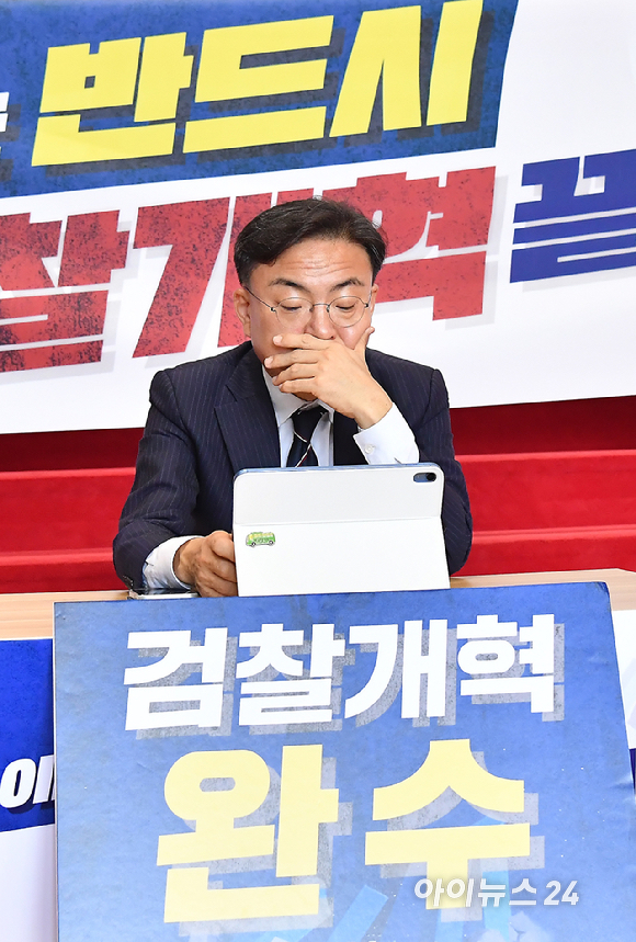 신장식 조국혁신당 신임 당대표가 27일 서울 여의도 국회에서 조국혁신당 검찰개혁완수 국민상황실에 앉아 있다. [사진=곽영래 기자]
