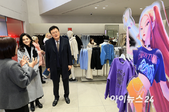 이부진 한국방문의해위원회 위원장 겸 호텔신라 대표이사와 김대현 문화체육관광부 2차관이 2026 코리아그랜드세일 개막일인 17일 오전 서울 중구 에잇세컨즈 매장을 찾아 현장점검을 하고 있다. [사진=정소희 기자]