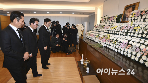 정청래 더불어민주당 대표, 김민석 국무총리, 우원식 국회의장이 27일 오전 서울 종로구 서울대학교병원 장례식장에 故 이해찬 전 국무총리의 빈소에서 조문하고 있다. [사진=곽영래 기자]