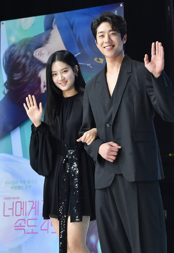 배우 박주현, 채종협이 20일 온라인으로 진행된 KBS 2TV 새 수목드라마 '너에게 가는 속도 493km' 제작발표회에 참석해 포즈를 취하고 있다. [사진=KBS]