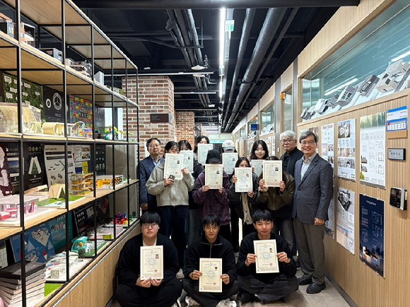경복대학교 공간디자인학과 실내건축산업기사 합격자들이 미래공간융합디자인 센터에서 함께 기념사진을 찍었다. [사진=경복대학교]