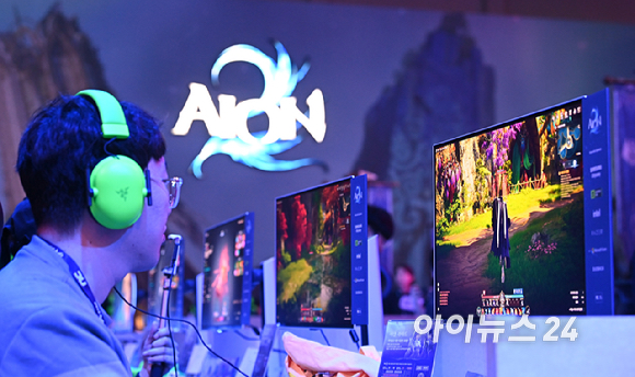 13일 부산 해운대구 벡스코에서 열린 국제게임전시회 '지스타 2025'에서 참관객들이 엔씨소프트 부스에서 아이온2 게임을 즐기고 있다. [사진=곽영래 기자]