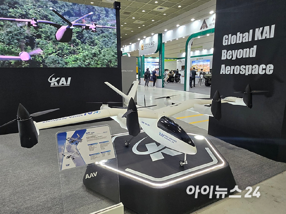 '2025년 무인이동체 산업엑스포(UWC 2025)' LIG넥스원 부스에 다목적 무인헬기(MPUH)가 전시돼 있다. [사진=최란 기자]