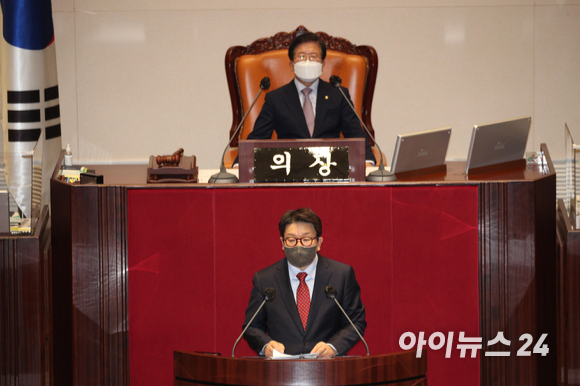 권성동 국민의힘 원내대표가 27일 오후 서울 여의도 국회 본회의장에서 열린 본회의에서 '검수완박(수사·기소권 분리)' 법안을 처리하기 전 필리버스터(무제한 토론)을 하고 있다. [사진=김성진 기자]