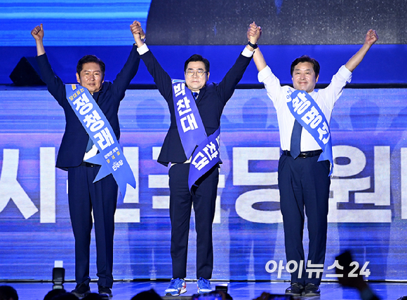더불어민주당 당 대표 후보 정청래&middot;박찬대와 최고위원 후보 황명선이 2일 오후 경기 고양시 일산서구 킨텍스에서 열린 제2차 임시전국당원대회에서 기념촬영을 하고 있다. [사진=곽영래 기자]