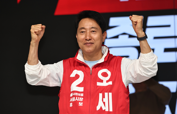 오세훈 국민의힘 서울시장 후보가 3일 서울 종로구 성균관컨벤션에서 열린 '중로구 필승결의대회'에서 인사하고 있다. [사진=연합뉴스]
