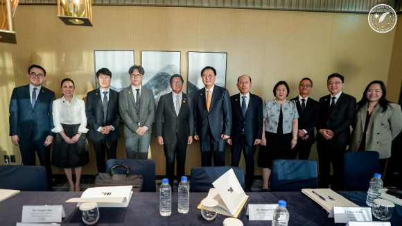 지난 1일 부산에서 박상신 DL이앤씨 대표가 페르디난드 마르코스 주니어 필리핀 대통령과 만나 사진을 찍고 있다. 왼쪽 다섯 번째부터 페르디난드 마르코스 주니어 필리핀 대통령, 박상신 DL이앤씨 대표, 유재호 DL이앤씨 플랜트사업본부장, 버나뎃 테레세 페르난데스(Bernadette Therese C. Fernandez) 주한 필리핀 대사. [사진=DL이앤씨]