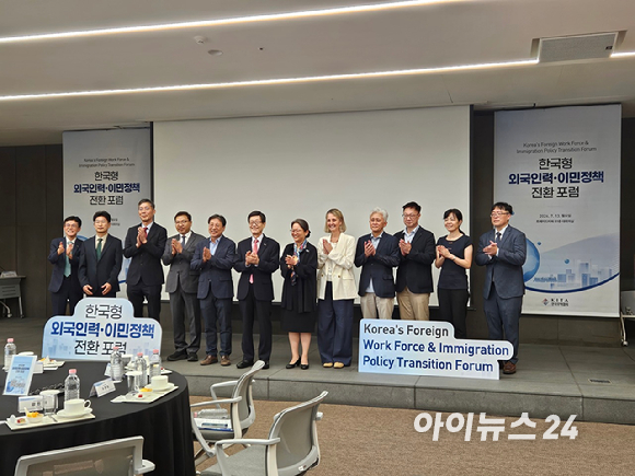 한국무역협회가 13일 서울 강남구 삼성동 트레이드타워에서 개최한 '한국형 외국인력&middot;이민정책 전환 포럼'에서 주요 인사들이 기념사진을 촬영하고 있다.(왼쪽 다섯번째부터 이성희 인제대학교 특임교수(고용노동부 전 차관), 윤진식 한국무역협회 회장, 강민휘 국제이주기구(IOM) 한국대표부 대표) [사진=설재윤 기자]