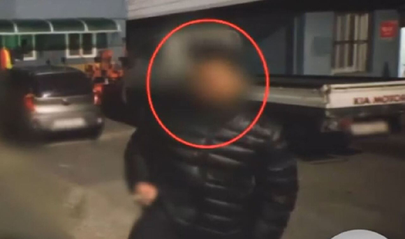 강원 속초경찰서는 양양군청 소속 7급 공무원 A씨를 직장 내 괴롭힘 등 혐의로 처벌해 달라는 환경미화원 3명의 고소장을 접수했다. 사진은 해당 공무원으로 추정되는 인물. [사진=MBC 보도화면 캡처]