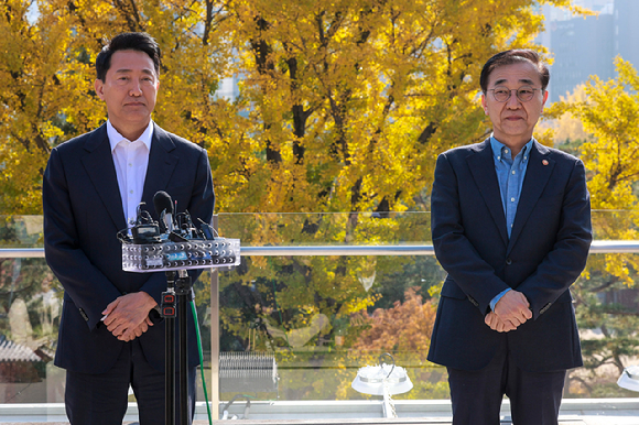 18일 국회의원회관에서 '속도 잃은 신통기획, 서울시 권한의 자치구 이양 통한 활성화 방안 토론회' 참석자들이 기념 촬영을 하고 있다. [사진=이수현 기자]