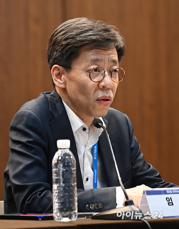 '제5회 아이뉴스24 금융정책포럼'이 '새 정부의 금융정책 방향을 묻는다'를 주제로 19일 서울 중구 은행회관 국제회의실에서 열렸다. 패널토론에서 임일섭 예금보험공사 예금보험연구소장이 발언하고 있다. [사진=곽영래 기자]