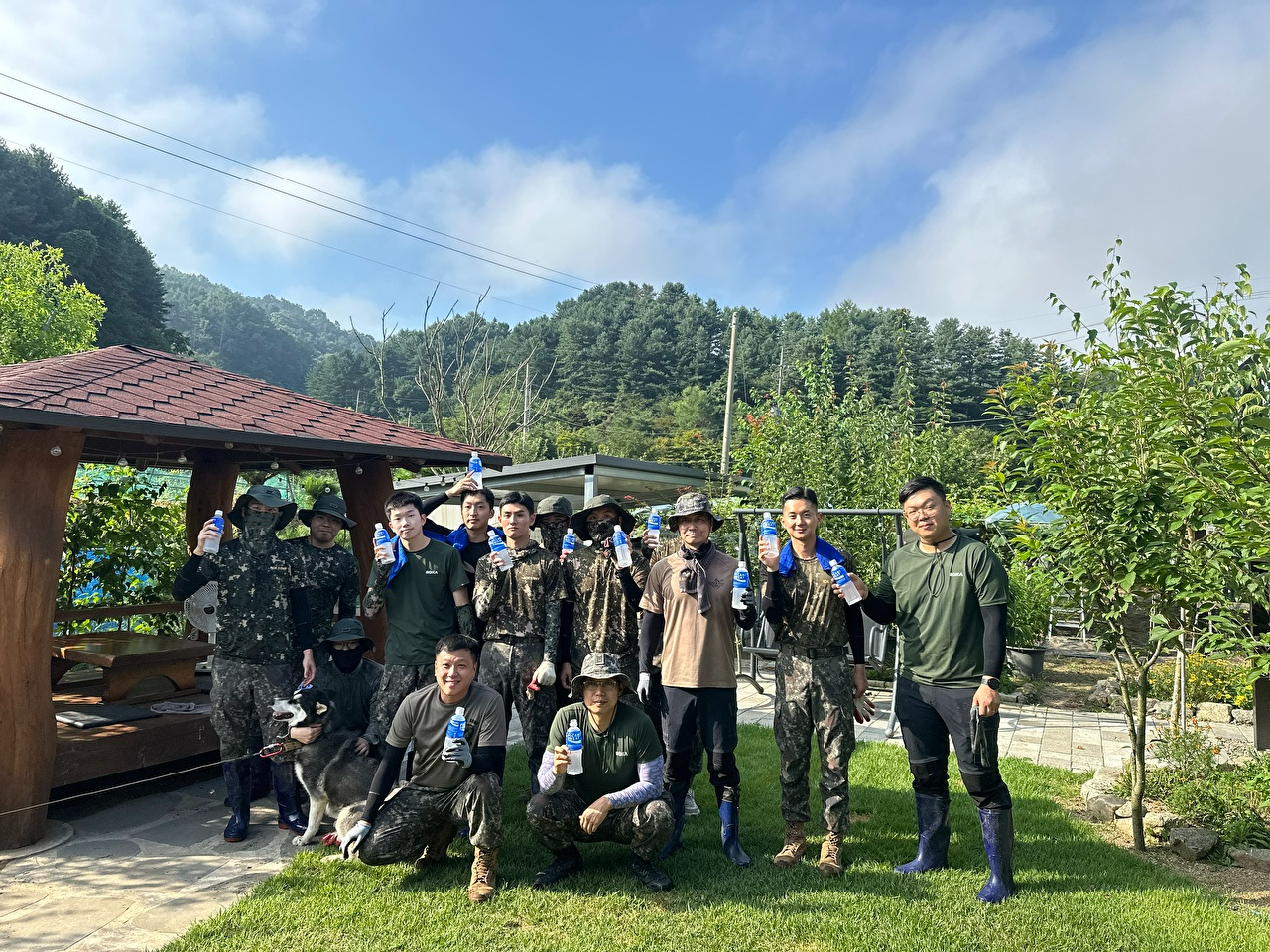 동아오츠카는 경기 가평군 집중호우 피해 복구 작업에 나선 육군 수도기계화보병사단 장병들을 위해 포카리스웨트 2000개를 지원했다. [사진=동아오츠카 제공]