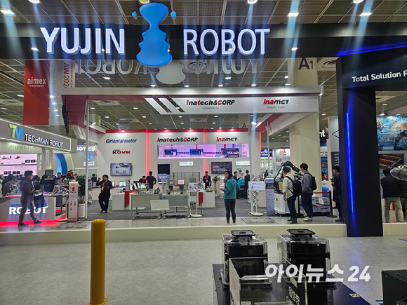 4일 오전 서울 강남구 코엑스에서 열린 2026 스마트공장&middot;자동화산업전(AW2026)에서 현대자동차그룹 계열사 보스턴다이내믹스의 휴머노이드 로봇 '아틀라스'의 양산형 모델이 일반을 대상으로 공개되고 있다. [사진=곽영래 기자]