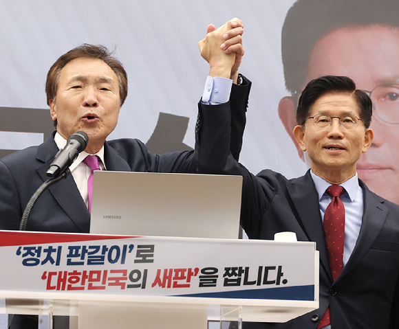 손학규 전 민주당·바른미래당 대표가 22일 서울 여의도 국민의힘 중앙당사에서 열린 정치개혁 관련 긴급 기자회견에서 국민의힘 김문수 대선 후보 지지 선언을 하고 있다. 2025.5.22 [사진=연합뉴스]