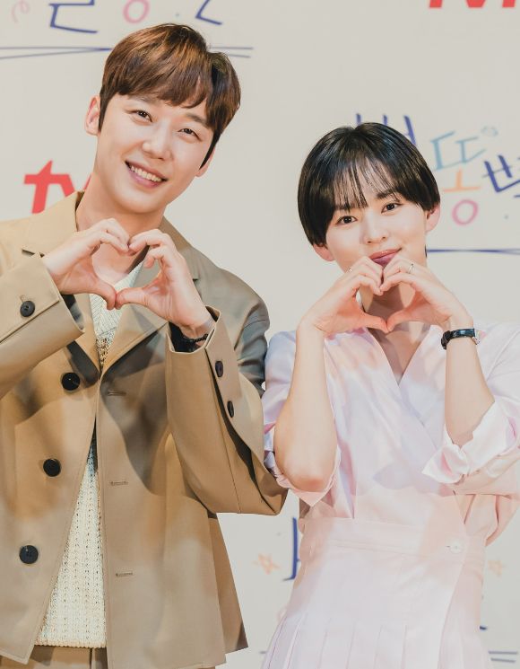 (왼쪽부터)배우 이정신-박소진-이성경-김영대-김윤혜-윤종훈이 20일 온라인으로 진행된 tvN 새 금토드라마 '별똥별' 제작발표회에 참석해 포즈를 취하고 있다. [사진=tvN]