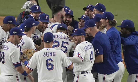 MLB 텍사스 선수들이 11일(한국시간) 열린 볼티모어와 ALDS 3차전 홈 경기에서 승리를 거둔 뒤 기뻐하고 있다. [사진=뉴시스]