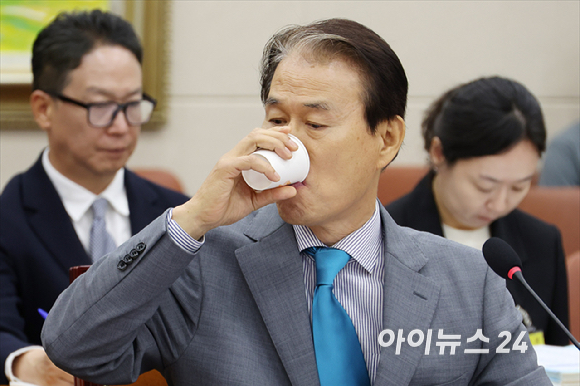 권오을 국가보훈부 장관 후보자가 15일 서울 여의도 국회에서 열린 국회 정무위원회 권오을 국가보훈부 장관 후보자 인사청문회에서 기침을 하고 있다. [사진=곽영래 기자]