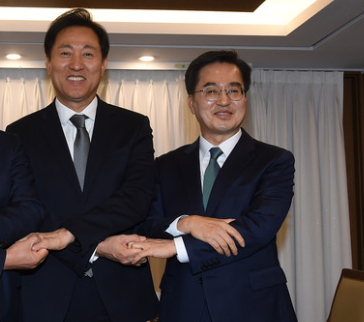 지하철 2호선에서 신분당선으로 가는 환승 통로에 &ldquo;서울시 기후동행카드 사용불가&rdquo;라는 큼지막한 플래카드가 내걸려 있다. [사진=정종오 기자]